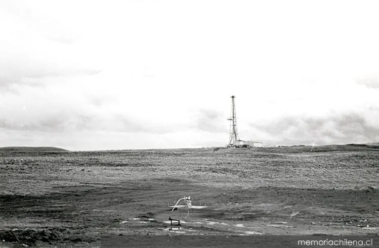 Maquinaria en plataforma petrolera en Tierra del Fuego, hacia 1940 — 1940 | Chile de Ayer