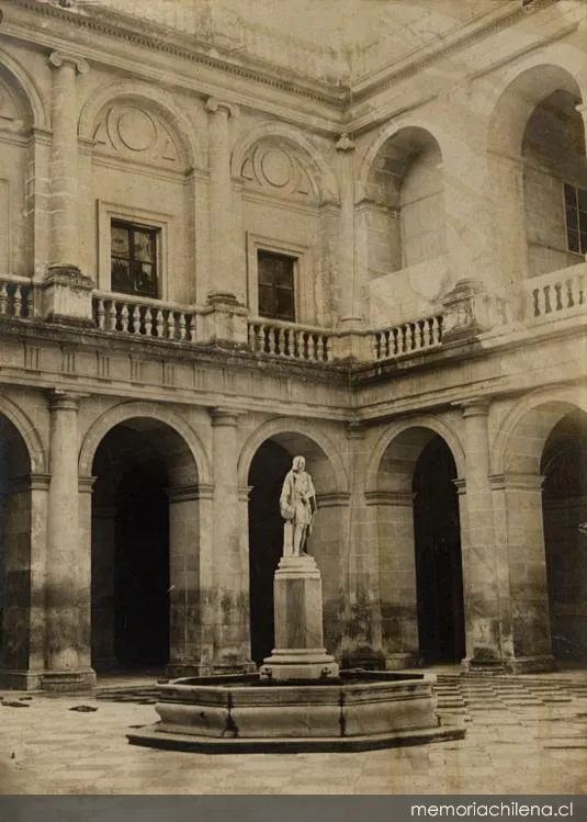 Interior del patio del Archivo de Indias de Sevilla, hacia 1928 — 1928 | Chile de Ayer