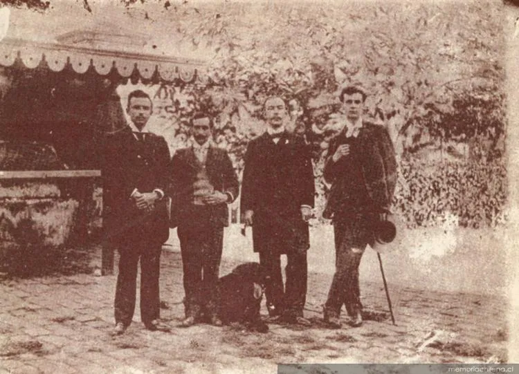 Redactores en la celebración del aniversario de la Revista Instantáneas, 1901 — 1901 | Chile de Ayer