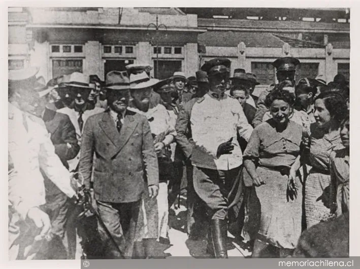 El Presidente de la República, Don Pedro Aguirre Cerda, su señora y otros, saliendo de la estación de ferrocarriles de Talca, después del terremoto, 1939 — 1939 | Chile de Ayer