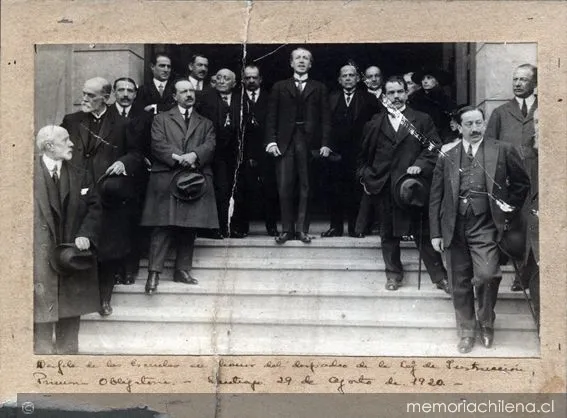 Pedro Aguirre Cerda en el desfile de las escuelas en honor del despacho de la ley de Instrucción Primaria Obligatoria, Santiago 29 de Agosto de 1920 — 1920 | Chile de Ayer