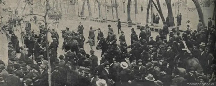 Policía arrestando manifestantes, 1912 — 1912 | Chile de Ayer