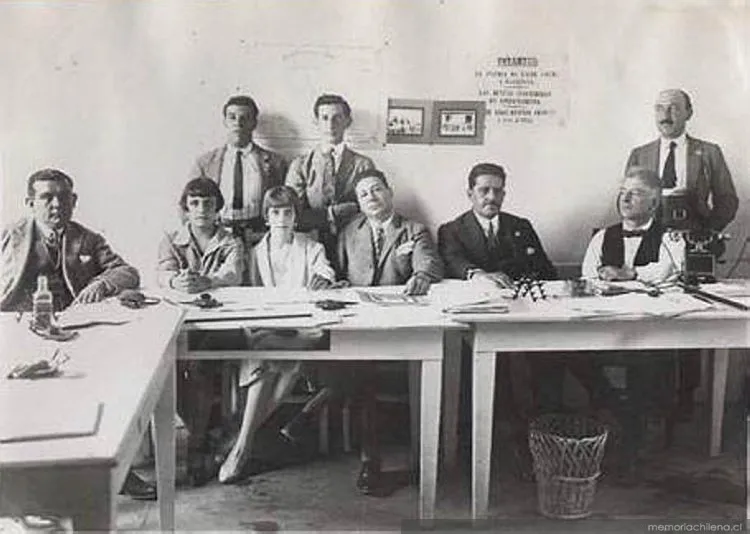 Grupo de personas en mesa de votación, 1931 — 1931 | Chile de Ayer