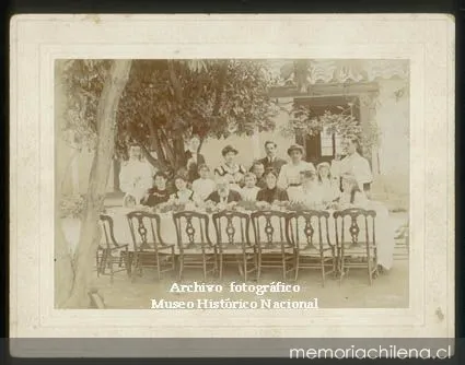 Almuerzo familiar — 1900 | Chile de Ayer