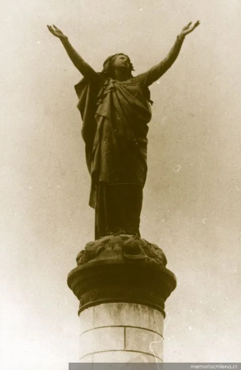Monumento ubicado en el centro de la Plaza La Paz, frente a la entrada principal del Cementerio General en Recoleta — 1906 | Chile de Ayer