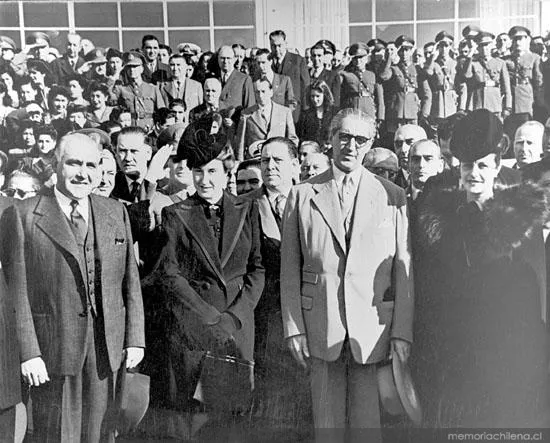 Presidente Juan Antonio Ríos y el vicepresidente Alfredo Duhalde, junto a sus respectivas esposas, hacia 1945 — 1945 | Chile de Ayer