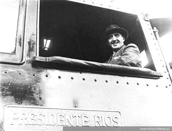 Juan Antonio Ríos en el puesto de comando de la locomotora " — 1942 | Chile de Ayer