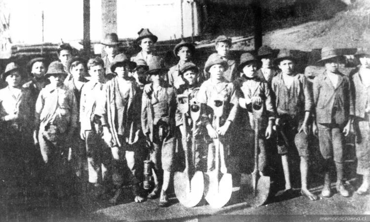 Niños trabajadores en el carbón de Curanilahue — 1924 | Chile de Ayer