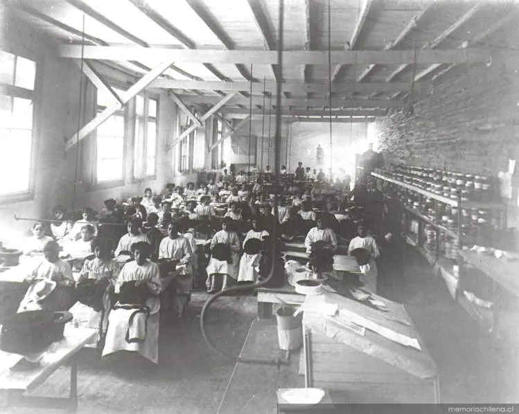 Fábrica de Sombreros Girardi : trabajando el fieltro, 1910 — 1910 | Chile de Ayer