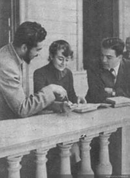 Alumna estudiando Derecho Penal con dos compañeros, 1949 — 1949 | Chile de Ayer