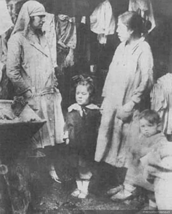 Visitadora social junto a familia, hacia 1928 — 1928 | Chile de Ayer