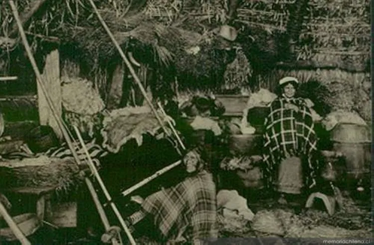 Mujer mapuche tejiendo a telar en el interior de una ruca, 1906 — 1906 | Chile de Ayer