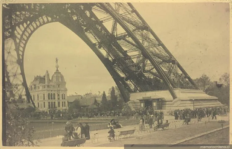 Grupo de personas al pie de la Torre Eiffel, 1889 — 1889 | Chile de Ayer