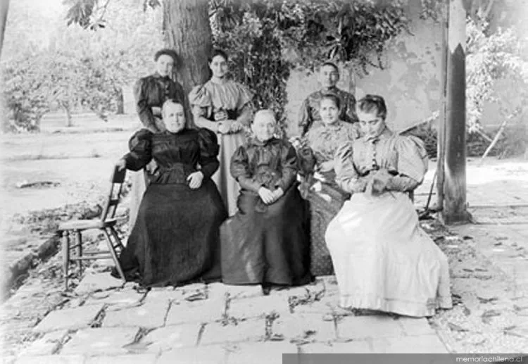 Grupo de mujeres, 1905 — 1905 | Chile de Ayer