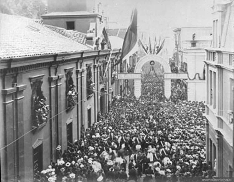 Recepción del General Baquedano y el Ejército en Valparaíso, hacia 1881 — 1881 | Chile de Ayer