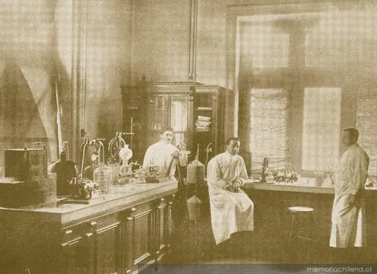 Gabinete de Bactereología, Instituto de Higiene,  hacia 1910 — 1910 | Chile de Ayer
