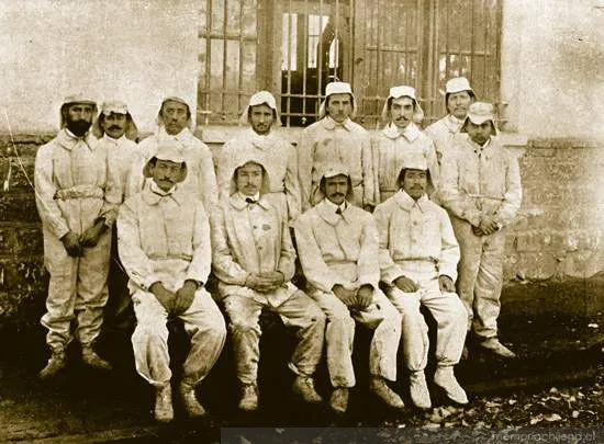 Personal del desinfectorio público con uniforme de trabajo, 1910 — 1910 | Chile de Ayer