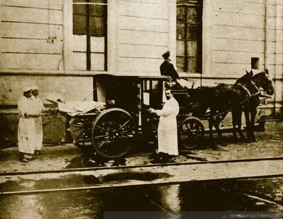 Introducción de enfermo en carruaje de ambulancia, hacia 1910 — 1910 | Chile de Ayer