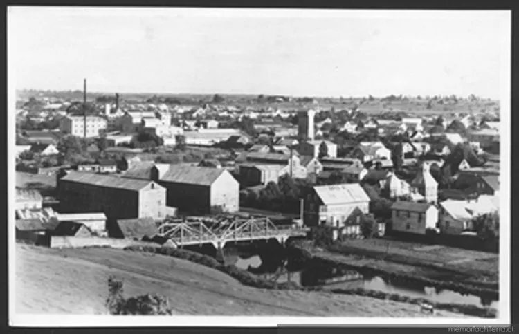 Osorno con puente ferroviario y río en primer plano — 1920 | Chile de Ayer