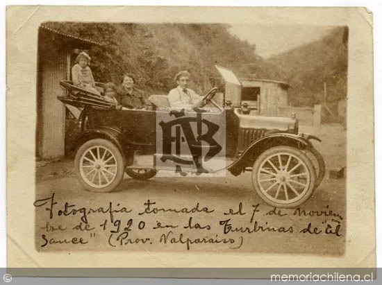 Señora Juanita de Mager y las niñitas Marta y Anita Marger Marchant, en las Turbinas de El sauce en Valparaíso, 07 de noviembre 1920 — 1920 | Chile de Ayer