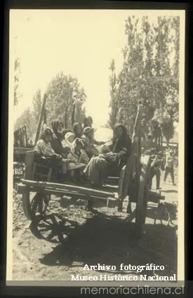 Familia se transporta en una carreta tirada por bueyes, en la Hacienda el Huique, hacia 1930 — 1930 | Chile de Ayer