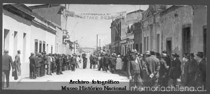 Acto de campaña presidencial con multitud en la calle, 1945 — 1945 | Chile de Ayer