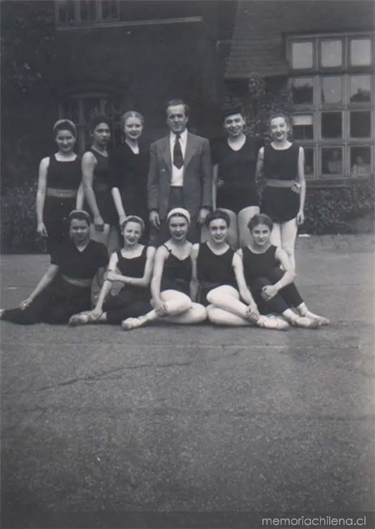 Malucha Solari con profesores y compañeras de la escuela Sadler's, 1947 — 1947 | Chile de Ayer