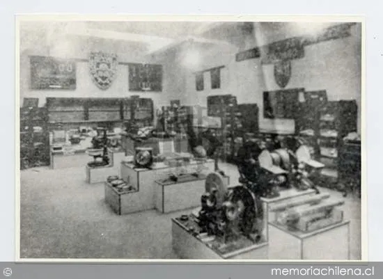 Muestra de la Escuela de Artes y Oficios en la Exposición Industrial de Valparaíso, 1934 — 1934 | Chile de Ayer
