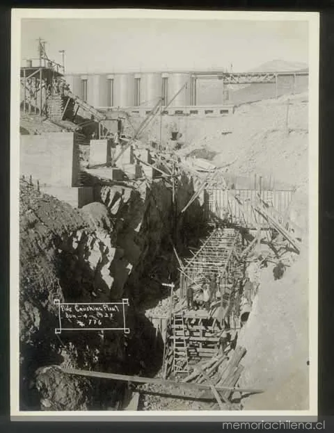 Potrerillos: primeras excavaciones para construcción de molino secundario, hacia 1927 — 1927 | Chile de Ayer