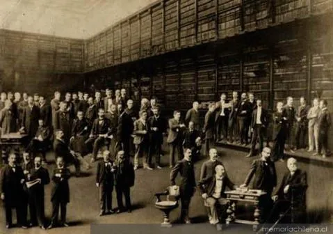Retrato colectivo en la biblioteca del Instituto Nacional, hacia 1900 — 1900 | Chile de Ayer