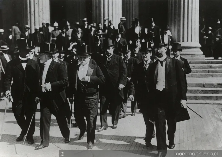 Asistentes a la entrega de mando de Ramón Barros Luco a Juan Luis Sanfuentes, 23 de diciembre de 1915 — 1915 | Chile de Ayer