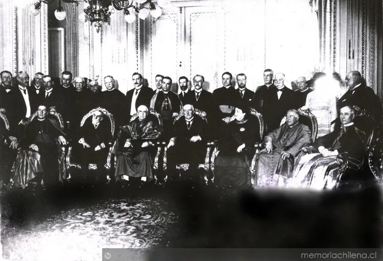 Asistentes a almuerzo ofrecido al arzobispo de Santiago Crescente Errázuriz por el Presidente Juan Luis Sanfuentes con motivo de su designación como arzobispo — 1915 | Chile de Ayer
