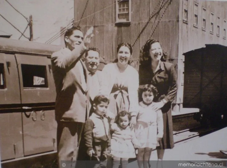 Familia despidiéndose para abordar autocarril, 1945 — 1945 | Chile de Ayer