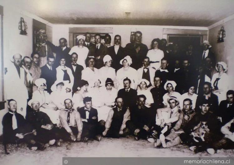 Asistentes a fiesta en población americana, 1920 — 1920 | Chile de Ayer