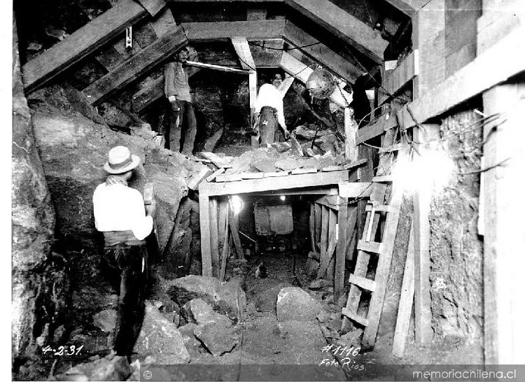 Mineros trabajando en El Teniente, 1931 — 1931 | Chile de Ayer