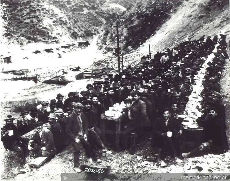 Los mineros de Sewell almuerzan después de su turno de trabajo — 1919 | Chile de Ayer