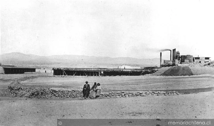 Familia andina en salitrera del cantón Huara, hacia 1910 — 1910 | Chile de Ayer