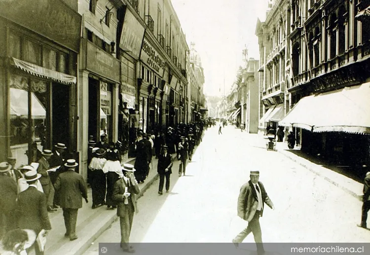 Calle Huérfanos en Santiago, hacia 1920 — 1920 | Chile de Ayer