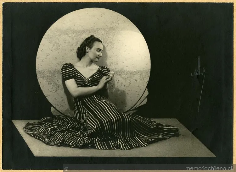 Mujer sobre fondo lunar, Punta Arenas, ca. 1940 — 1940 | Chile de Ayer