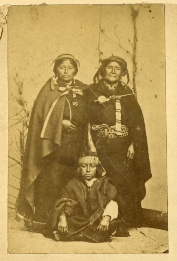 Grupo de personas mapuche con trajes y platería — 1890 | Chile de Ayer