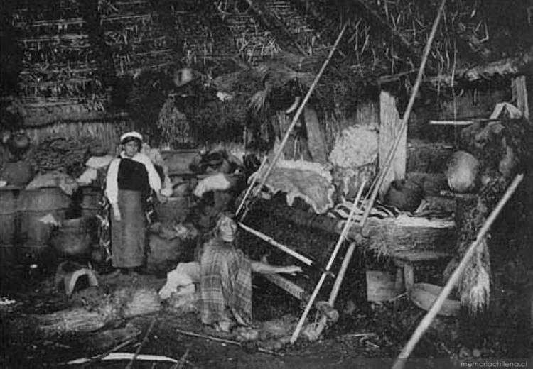 Interior de ruca mapuche, hacia 1890 — 1890 | Chile de Ayer
