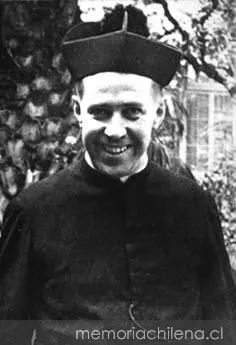Padre Alberto Hurtado en el noviciado de Chillán, hacia 1923 — 1923 | Chile de Ayer