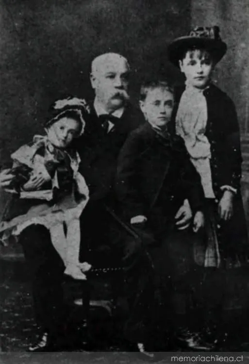 Vicuña Mackenna y algunos de sus hijos hacia 1885 — 1900 | Chile de Ayer