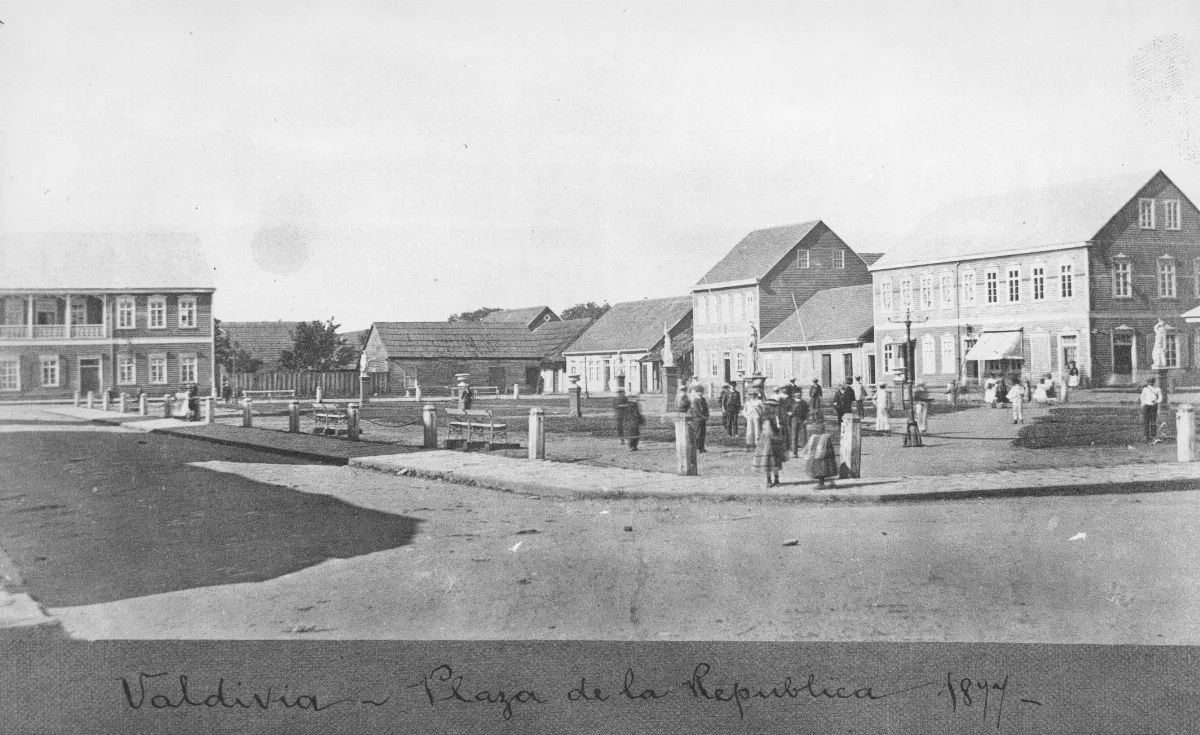 Plaza de la República, Valdivia, 1877 — 1877 | Chile de Ayer