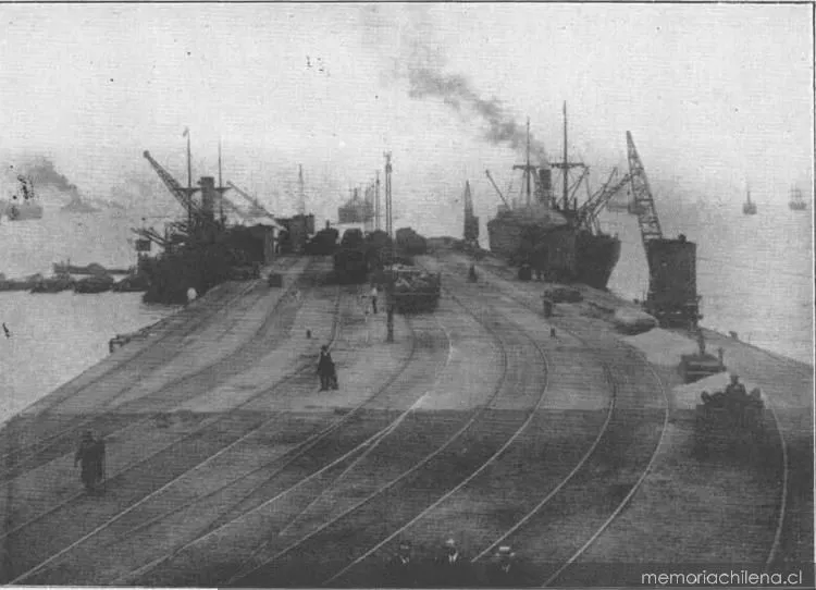 Muelle del carbón de los Ferrocarriles del Estado en Valparaíso, 1924 — 1924 | Chile de Ayer