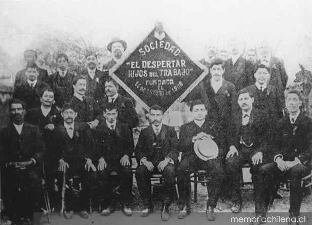 Grupo perteneciente a la Sociedad El Despertar Hijos del Trabajo, 1906 — 1906 | Chile de Ayer