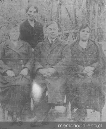 Luis Emilio Recabarren y sus hermanas, hacia 1920 — 1920 | Chile de Ayer