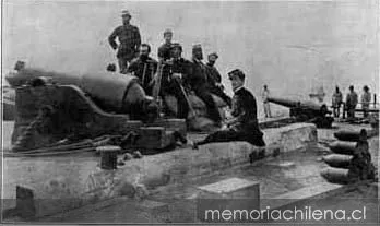Oficiales del Regimiento de Artillería Nº 2 en el Morro de Arica, después de su captura, hacia 1880 — 1880 | Chile de Ayer