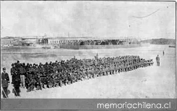 Ejercicios del Batallón Cívico de Artillería Naval en Antofagasta, hacia 1880 — 1880 | Chile de Ayer