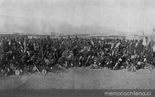 Oficiales del Regimiento de Línea Santiago, hacia 1880 — 1880 | Chile de Ayer